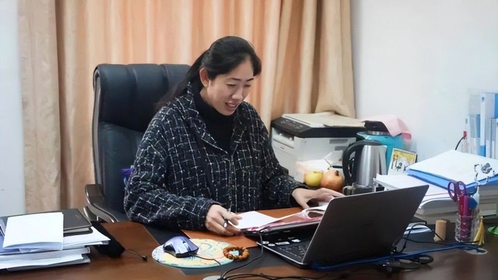从沉静的姐姐到活泼的妹妹，穿梭了现实和梦想的两极宫崎骏从事动画事业的道路并非一帆风顺，但他对动画的执著是坚韧的。